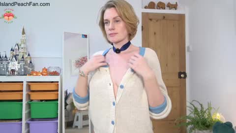 Snapshot of island_peach chatting on October 12, 2025, 1:10 pm Lou  Peaches online show from October 12, 2025, 1:10 pm