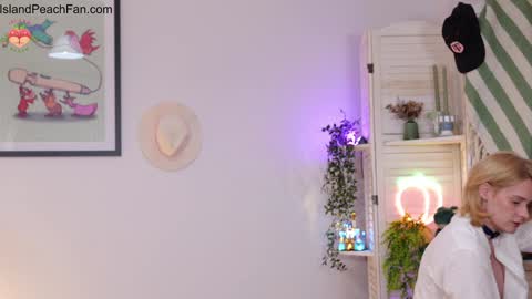 Snapshot of island_peach chatting on March 19, 2026, 9:08 pm Lou Peaches online show from March 19, 2026, 9:08 pm