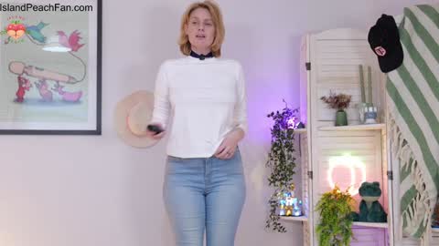 Snapshot of island_peach chatting on March 21, 2026, 3:15 pm Lou Peaches online show from March 21, 2026, 3:15 pm