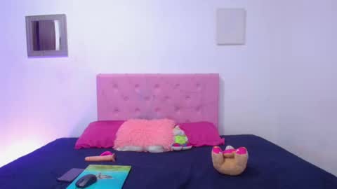 issa_kitty online show from February 25, 2025, 2:33 pm