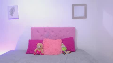 issa_kitty online show from March 10, 2025, 8:01 pm