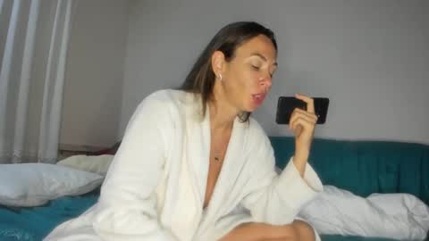 Snapshot of issabelle_69 chatting on September 15, 2025, 5:40 am Issabelle online show from September 15, 2025, 5:40 am