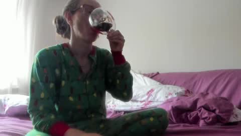 Issabelle online show from June 3, 2026, 5:43 am