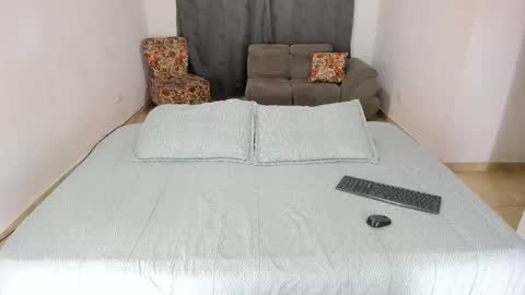 Snapshot of issalovexxx chatting on February 9, 2025, 5:19 am Isabella  online show from February 9, 2025, 5:19 am