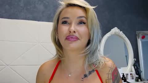 IssaSmyth online show from October 7, 2025, 6:32 am