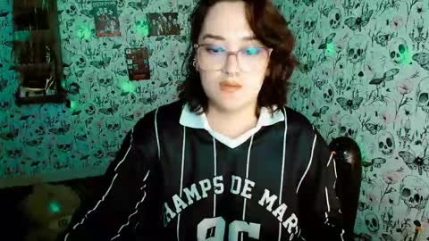 Yiz online show from May 15, 2026, 11:23 pm