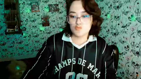 Yiz online show from May 15, 2026, 11:34 pm
