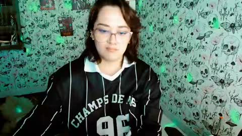 Yiz online show from May 15, 2026, 11:56 pm