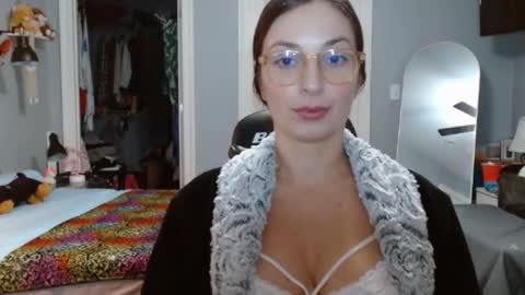 Snapshot of italiana25 chatting on December 5, 2024, 4:53 am Bella Bloom online show from December 5, 2024, 4:53 am