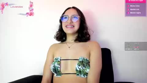 Snapshot of its__angelica_ chatting on February 14, 2025, 10:04 pm Angelica online show from February 14, 2025, 10:04 pm