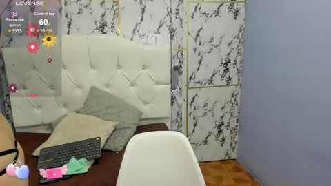 Snapshot of itsuki_n chatting on September 15, 2025, 12:05 pm Itsuki N online show from September 15, 2025, 12:05 pm