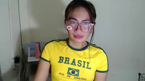 itsurgil_kloeh online show from December 15, 2025, 6:01 pm