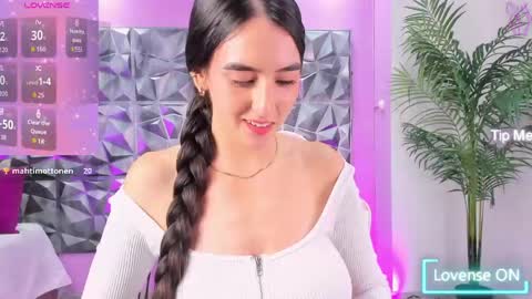 Itzel  online show from May 6, 2026, 3:17 pm