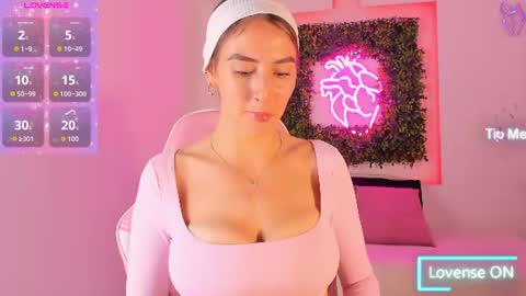 Itzel  online show from June 12, 2026, 1:54 pm