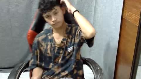 Snapshot of itzme_john chatting on April 23, 2026, 5:04 pm itzme_john online show from April 23, 2026, 5:04 pm