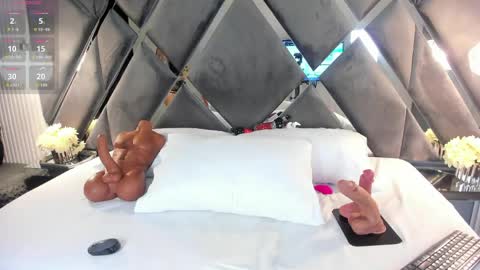 ivonne_millerr online show from April 24, 2026, 10:34 pm