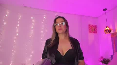 Snapshot of ivonny_04 chatting on October 15, 2025, 4:45 am N A T H A L Y online show from October 15, 2025, 4:45 am