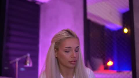 IvyRowa online show from September 11, 2025, 6:08 pm