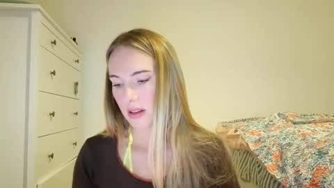 ivyyy1995 online show from October 28, 2025, 5:04 pm