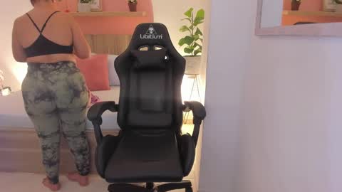 Snapshot of izaro_22 chatting on December 7, 2024, 2:09 am Iza online show from December 7, 2024, 2:09 am