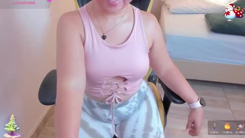 Snapshot of izaro_22 chatting on December 22, 2024, 12:17 am Iza online show from December 22, 2024, 12:17 am