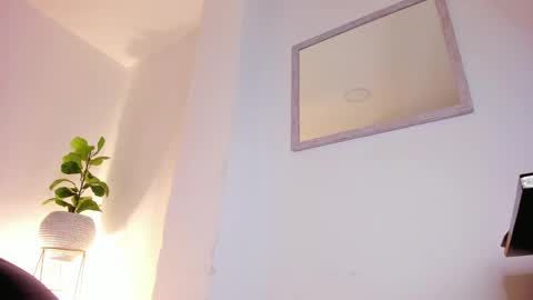 Snapshot of izaro_22 chatting on December 24, 2024, 2:32 am Iza online show from December 24, 2024, 2:32 am