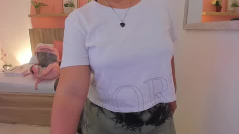 Snapshot of izaro_22 chatting on January 3, 2025, 2:32 am Iza online show from January 3, 2025, 2:32 am