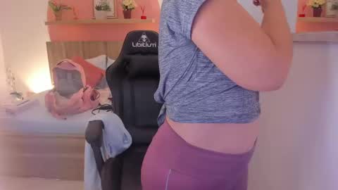 Snapshot of izaro_22 chatting on January 8, 2025, 2:25 am Iza online show from January 8, 2025, 2:25 am