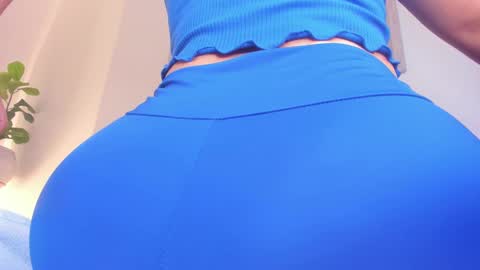 Snapshot of izaro_22 chatting on January 15, 2025, 5:08 am Iza online show from January 15, 2025, 5:08 am