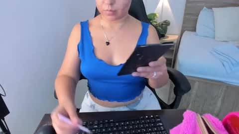 Snapshot of izaro_22 chatting on January 23, 2025, 7:40 pm Iza online show from January 23, 2025, 7:40 pm