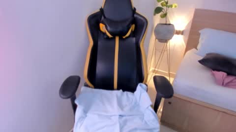 Snapshot of izaro_22 chatting on February 4, 2025, 10:34 pm Iza online show from February 4, 2025, 10:34 pm