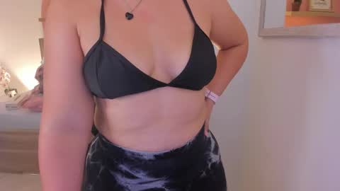 Snapshot of izaro_22 chatting on February 12, 2025, 2:03 am Iza online show from February 12, 2025, 2:03 am