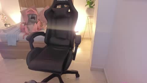 Snapshot of izaro_22 chatting on February 15, 2025, 2:15 am Iza online show from February 15, 2025, 2:15 am