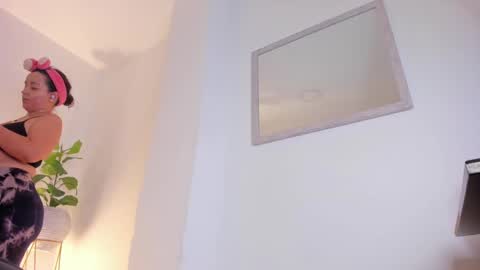 Snapshot of izaro_22 chatting on February 19, 2025, 2:12 am Iza online show from February 19, 2025, 2:12 am