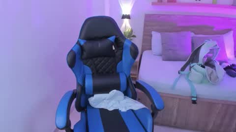 Snapshot of izaro_22 chatting on September 15, 2025, 1:11 pm Iza online show from September 15, 2025, 1:11 pm