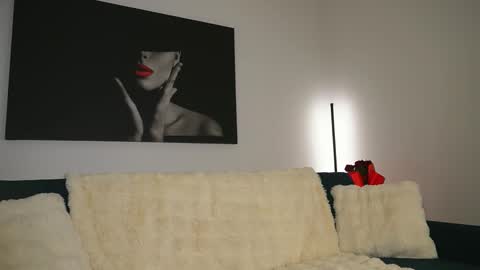 Snapshot of izy_bellee chatting on February 19, 2026, 8:16 pm izy bellee online show from February 19, 2026, 8:16 pm