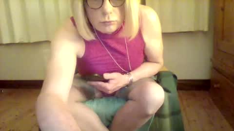 Snapshot of izzy_mchoney chatting on May 16, 2026, 12:29 am izzy_mchoney online show from May 16, 2026, 12:29 am