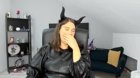 Snapshot of izzymonro chatting on October 31, 2025, 9:16 pm Izzy online show from October 31, 2025, 9:16 pm