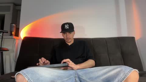 INDEPENDENT MODEL online show from September 10, 2025, 3:06 am
