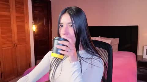 jackiie_ online show from June 1, 2026, 1:02 pm