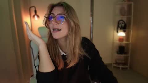 Linda Sofia help me get to 100 thumbs up online show from December 1, 2025, 4:06 am