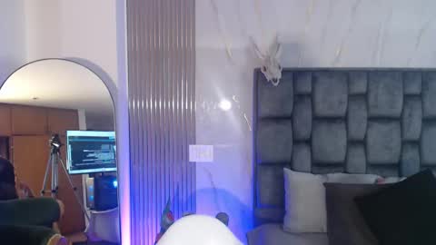 Snapshot of jade_fg chatting on October 20, 2025, 12:16 pm Sara online show from October 20, 2025, 12:16 pm