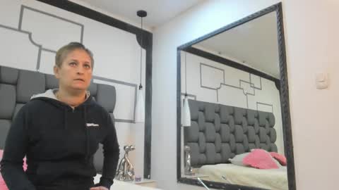 Jade  online show from October 4, 2025, 11:08 am