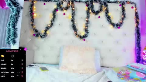 jade white  online show from December 6, 2024, 3:44 pm