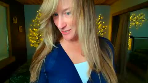 jadeamaryllis_ online show from April 9, 2026, 3:28 pm