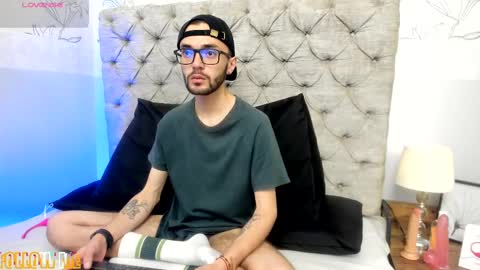 jakemagnus_ online show from January 17, 2025, 11:59 am