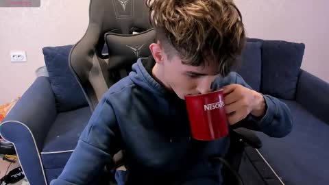 Snapshot of james_mil chatting on September 18, 2025, 9:06 pm James online show from September 18, 2025, 9:06 pm