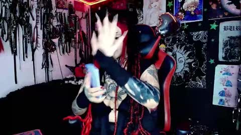      online show from December 3, 2025, 9:57 pm