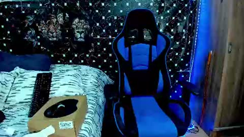 Javier online show from August 2, 2026, 5:28 am