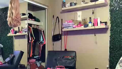 jay_banks0420 online show from December 15, 2025, 8:02 pm